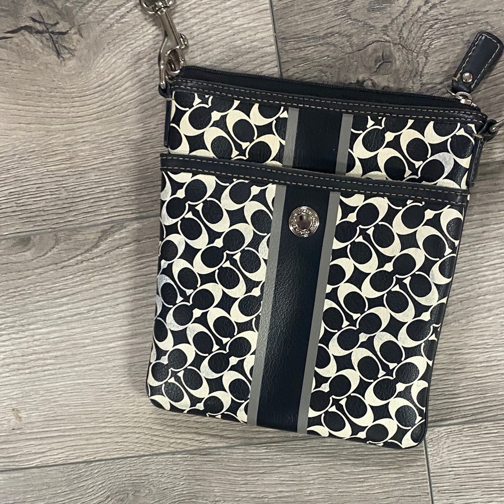 Stylish Black and Cream Crossbody Bag - Picture 4 of 6